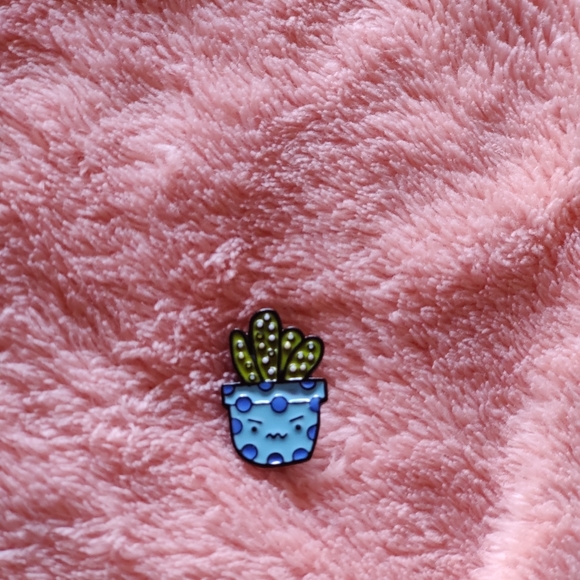 ANGRY PLANT ENAMEL PIN - Picture 2 of 3